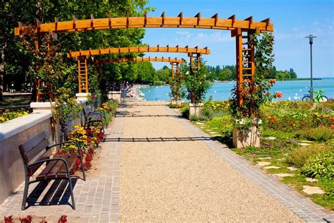 Balatonfüredi Tagore sétány szobrokkal