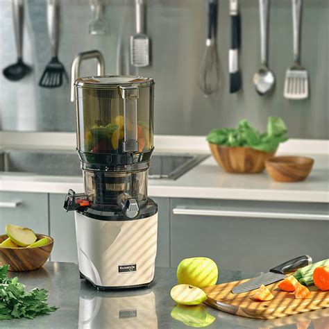 Olcsó slow juicer konyhai használat közben