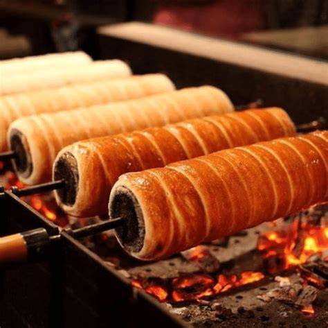 mozgó kürtőskalács sütő parázs fölött
