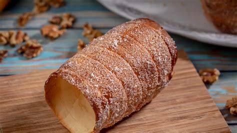 kürtőskalács forgatása faszénparázs fölött