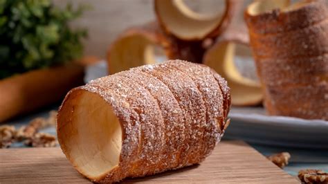 Kürtőskalács sütése faszénparázs felett