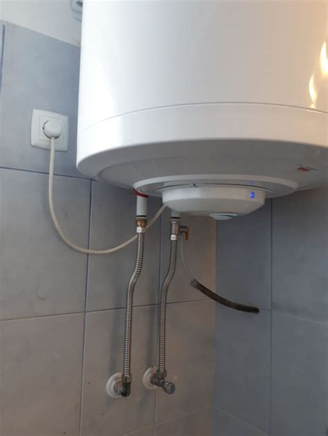 Ariston 10 literes villanybojler konyhai beépítése