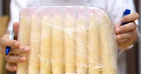 Fagyasztott anyatej kiolvasztása cumisüveg-melegítőben