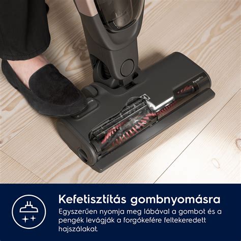 vezeték nélküli akkumulátoros porszívó otthoni használat közben