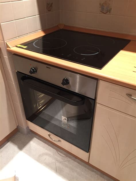 Zanussi beépíthető villanytűzhely modern konyhában