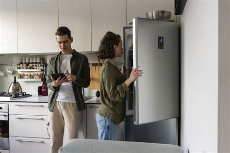 Hűtőgépszerelő javít modern hűtőszekrényt