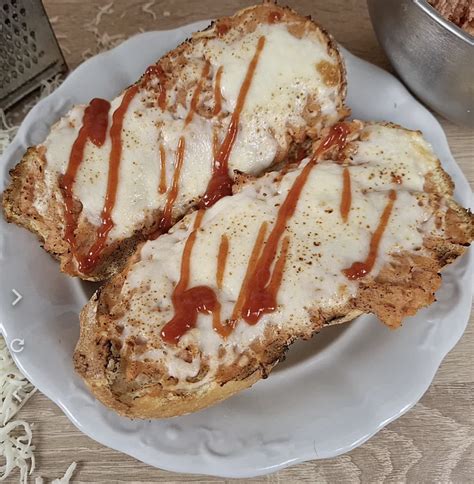 Retró magyar melegszendvics olvadt sajttal