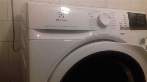 Electrolux mosó-szárítógép modern fürdőszobában