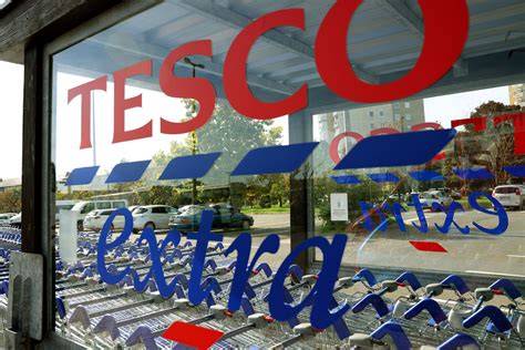 Esztergomi Tesco áruház bevásárlókosárral