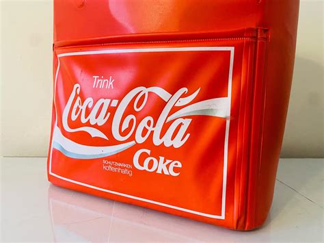 Coca-Cola palackok és hűtőtáska