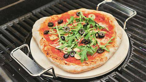 pizza sütése kerti grillen pizzakővel