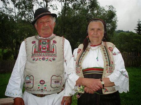 Gyimesi népviselet és hagyományőrző zenészek
