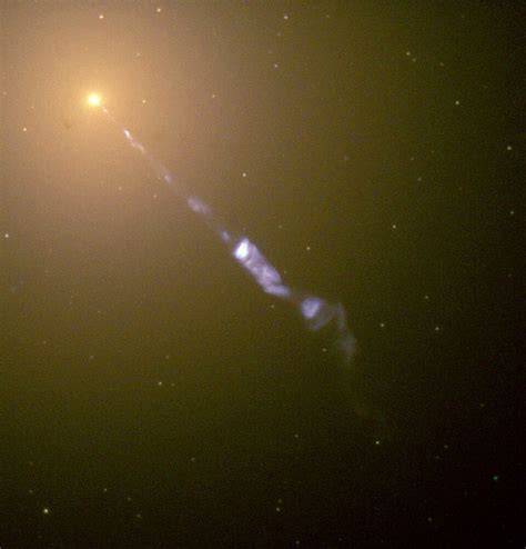M87 galaxis jet különböző hullámhosszakon