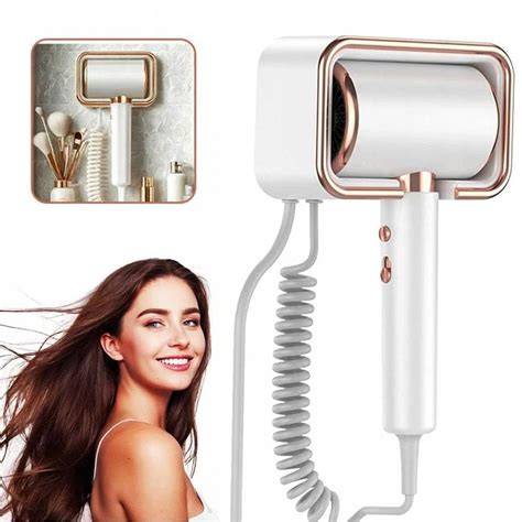 falra szerelt szállodai hajszárító fürdőszobában